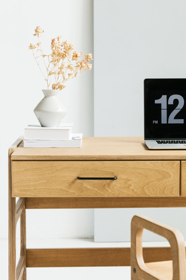 Desk 65 with drawers