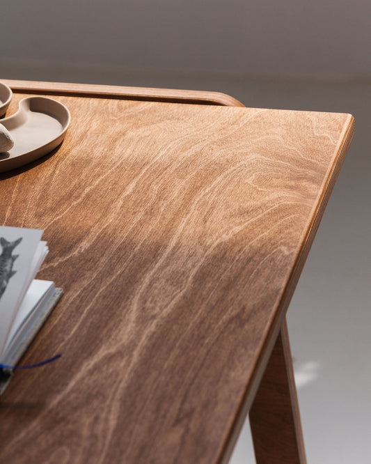 detail-wooden-modern-desk