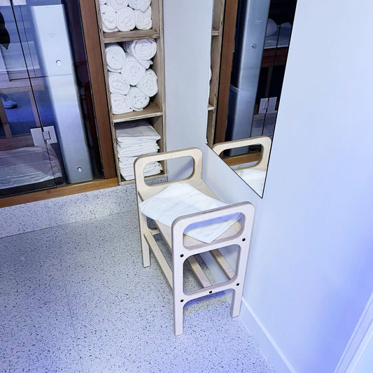  Compact Frisk bench placed beside towels in a LondonCryo changing room