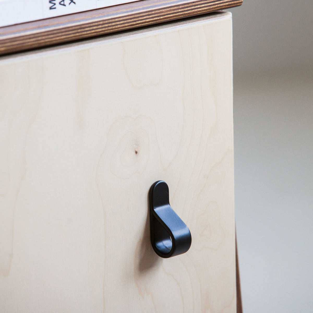 Belt knob black, in birch plywood (view 2)