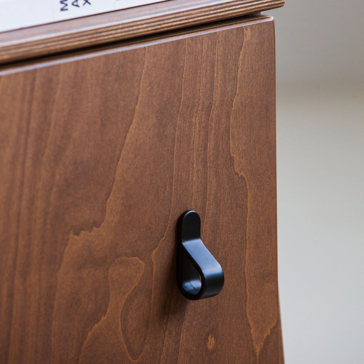 Belt knob black, in birch plywood (view 4)