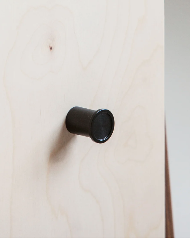 Round black