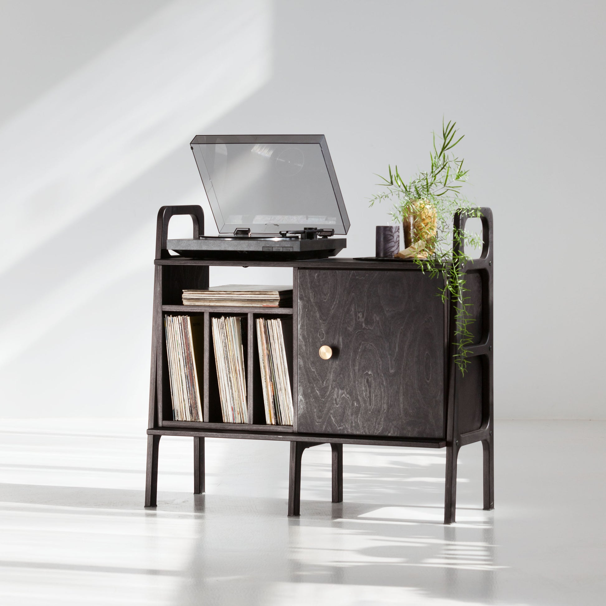 aufbewahrung sideboard Kompaktes Sideboard zur Aufbewahrung von Schallplatten – ideal für kleine Räume