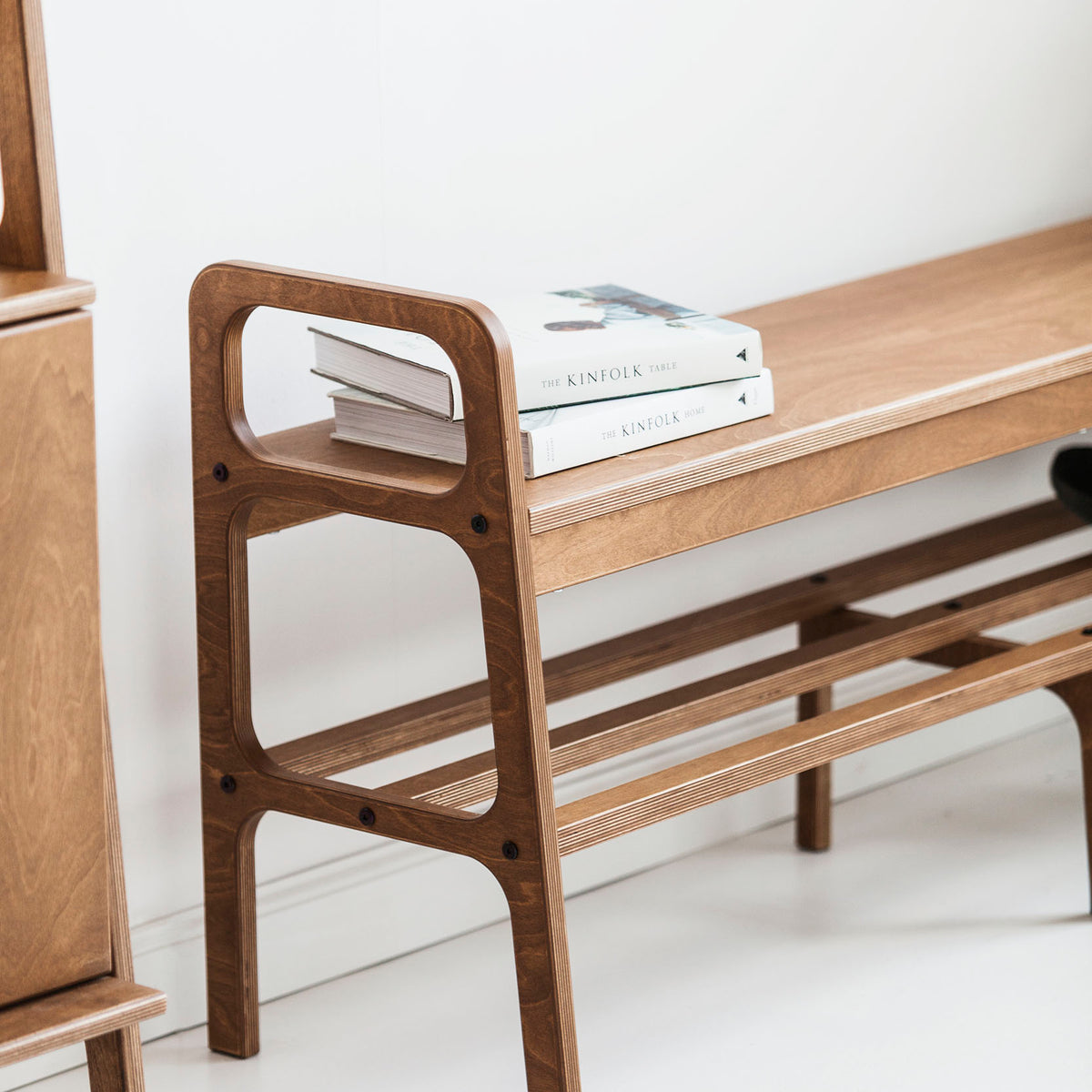 mid-century-modern-bench-in-light-background-detail