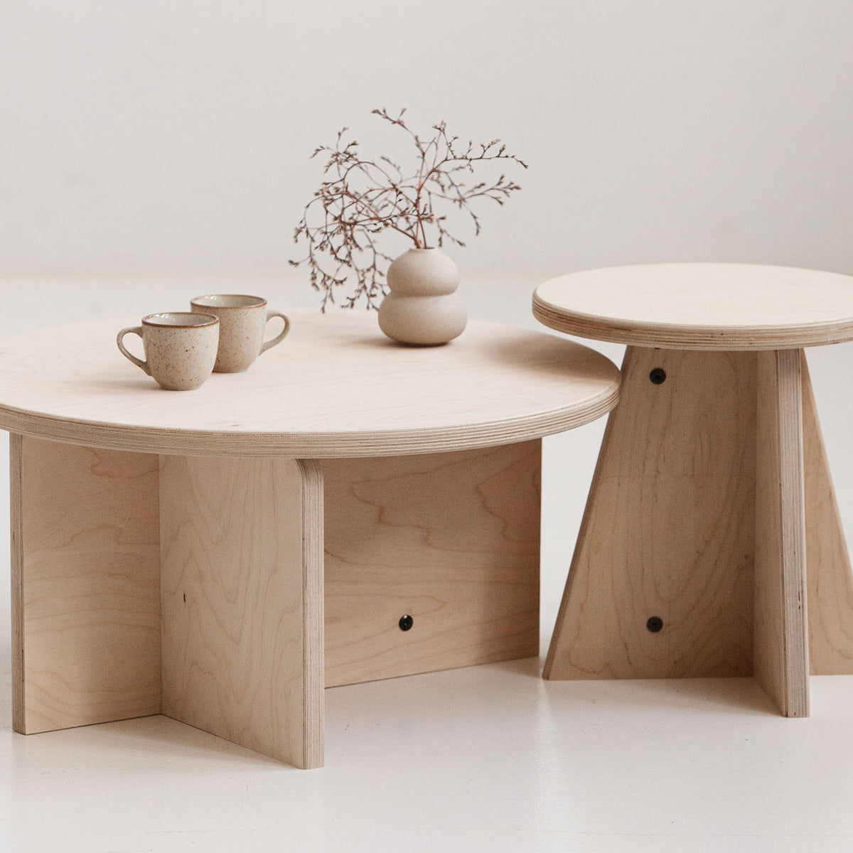 Eco-friendly nesting tables set with round design and natural finish