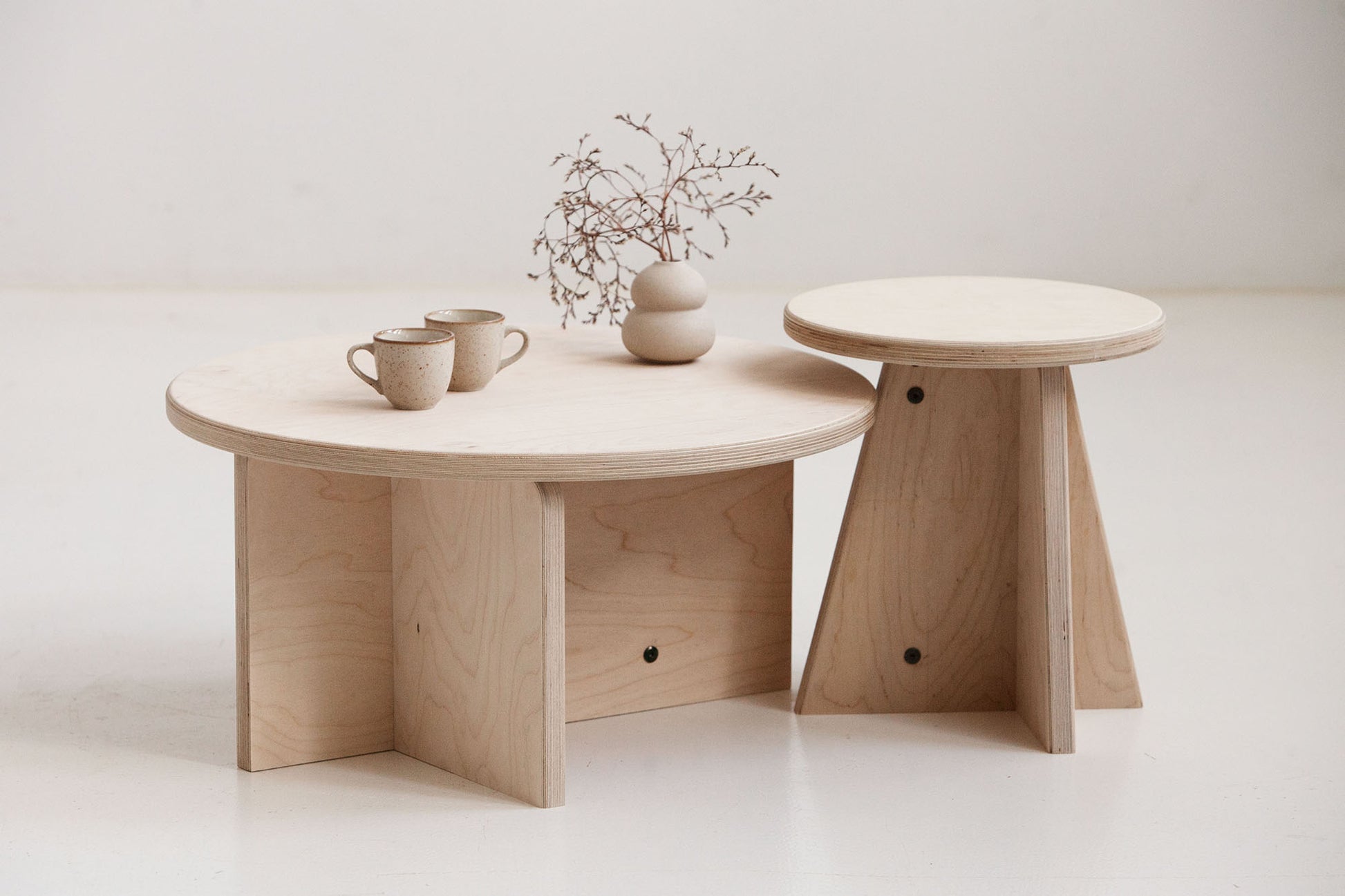 Eco-friendly nesting tables set with round design and natural finish