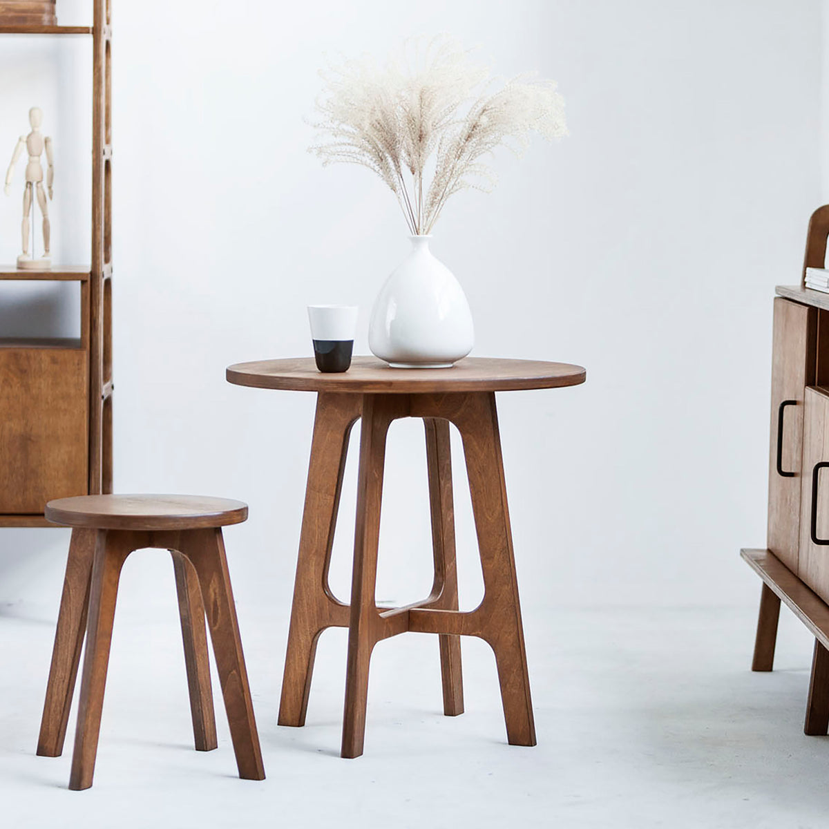 round-coffee-table-in-mid-century-modern-style